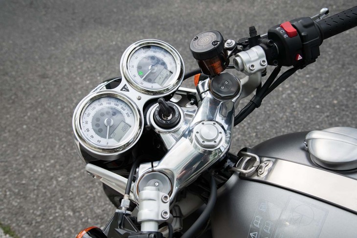 クラシカルなデザインのメーターや、入念にバフ掛けされたアルミ製のトップブリッジもカフェレーサーのイメージを引き立てる。