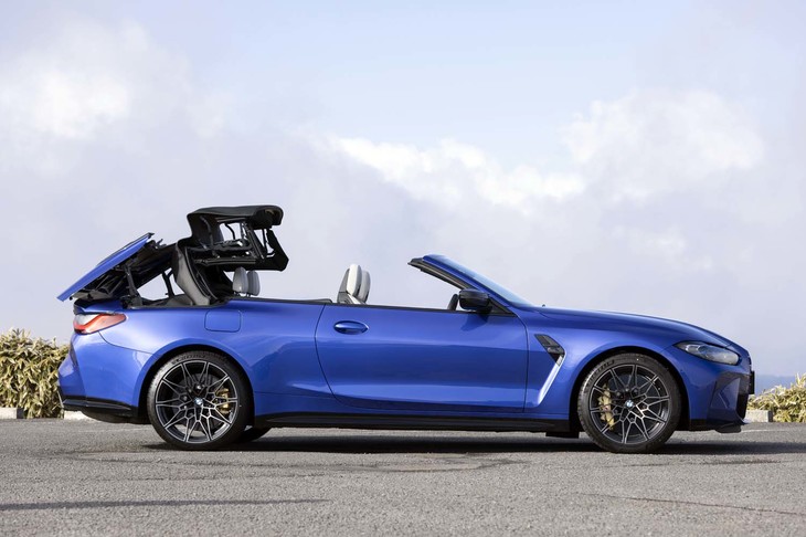 ルーフ開閉の所要時間は18秒と公表される。50km/hまでであれば、走行中でも操作可能。