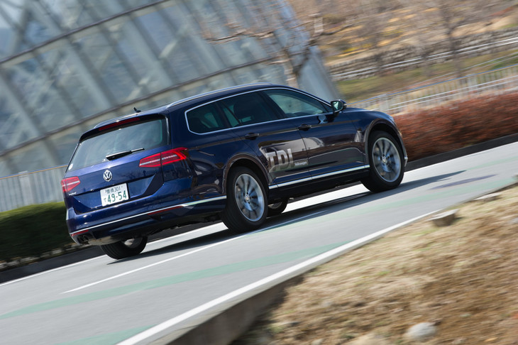 「パサートTDI」の試乗会は、新型「ポロ」とセットで開催された。先にポロに乗ったためか、パサートの第一印象は“眠いクルマ”だった。