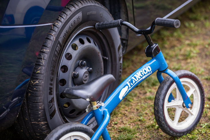 ブルーの子供用の自転車に、DIYで入れられたとおぼしき「KANGOO RENAULT」の文字を発見。きっと親子そろって「カングー」のオーナー？