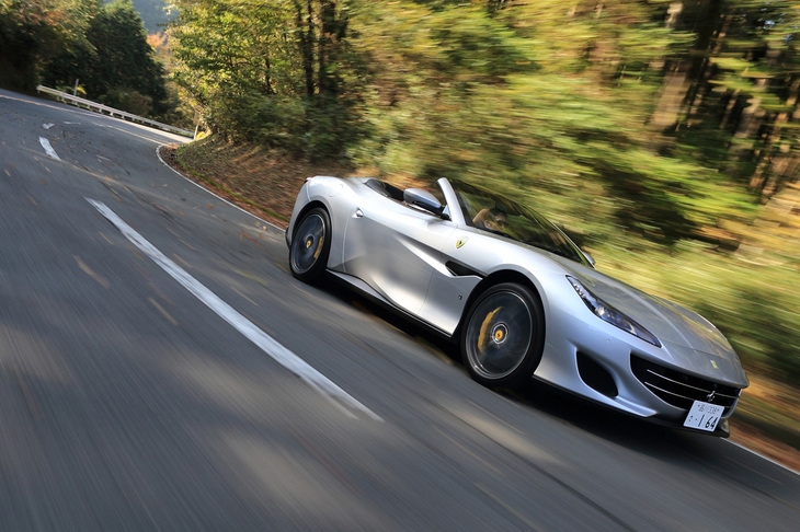 ルーフを開けて走行した場合、キャビンに流入するエアフローを先代比で30％削減したという。風切り音を低減させる新形状のウインドディフレクターも用意され、オープンエアモータリングの快適性を向上させている。