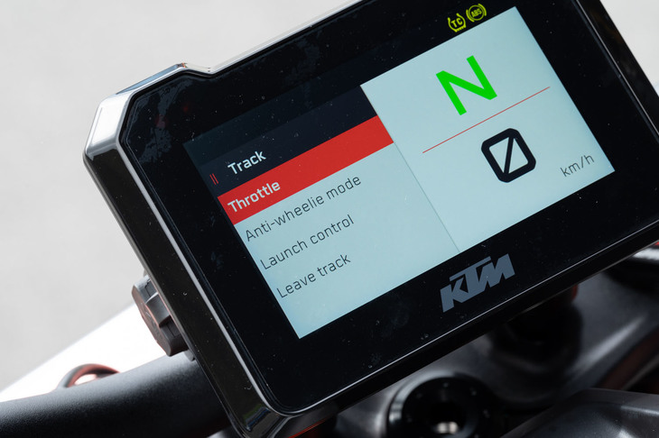 ライドモードは「レイン」「ストリート」「スポーツ」の3種類。オプションで用意される「トラック」モードを選択すると、ホイールのスリップレベルやスロットルの応答性、トラクションコントロールの介入度合いなどを、個別に調整することができる。