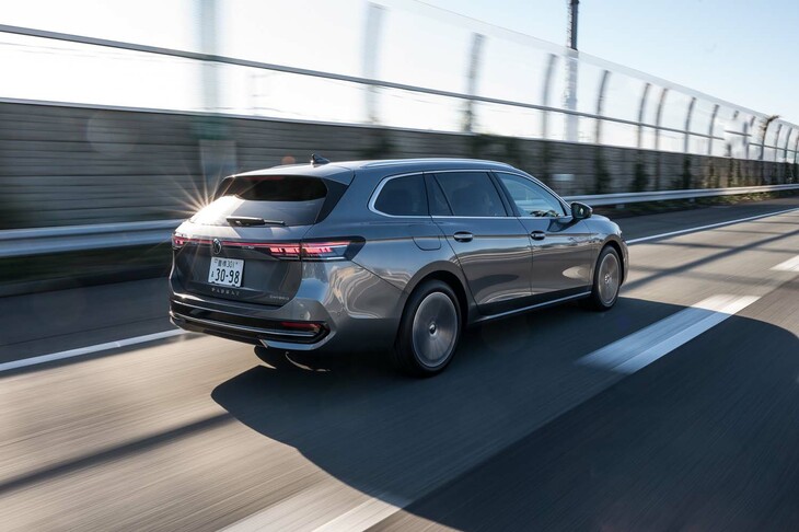 パークアシスト機能がアクセル・ブレーキ操作も自動で行うようになるなど、運転支援システムも機能を強化。本文で触れた内容も含め、新型「パサート」は、従来型より全方位的に進化を遂げたといっていいだろう。