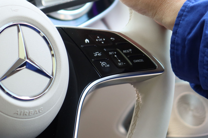 運転支援システム満載の「EQS」だが、今回はエネルギー効率を最優先し、ACCすら封印。ドライバーのアクセルワーク＆パドル操作を駆使して走らせた。