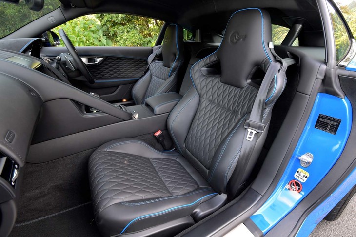 ドライビングのための空間が独立しているかのようにレイアウトされた「FタイプSVRクーペ」のインテリア。