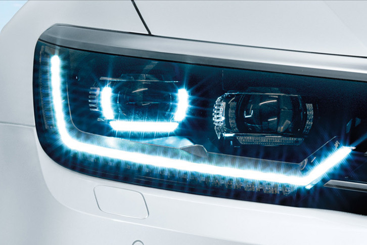 LEDヘッドライト（オートハイトコントロール機能、LEDポジションランプ付き）