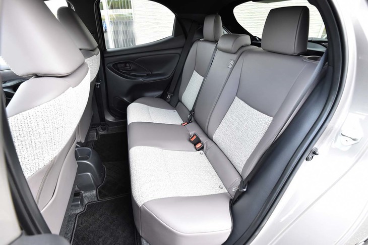 
	後席（写真）のヒップポイントは、先代比で32mmダウン。前席についても21mm下げるなどして、重心の低下が図られた。
	