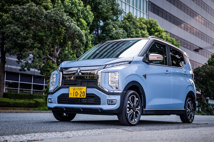 フロントのデザインはガソリン車「eKクロス」の流れをくむもの。三菱のエンブレムが備わるダーククロームメッキのグリルやLEDフォグランプ、ボディー同色のバンパーなどが「eKクロスEV」専用アイテムとなる。