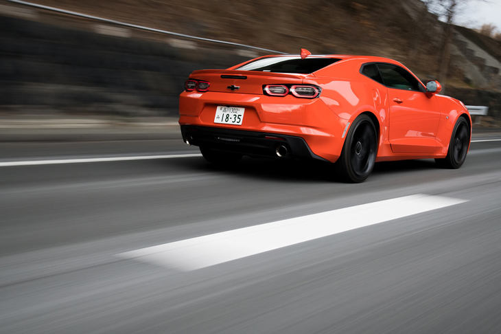 一部のプレミアムブランドの商品を除くと、すっかりカタログから姿を消してしまった4座のスペシャリティークーペ。「シボレー・カマロ」は、いまや貴重なモデルなのだ。