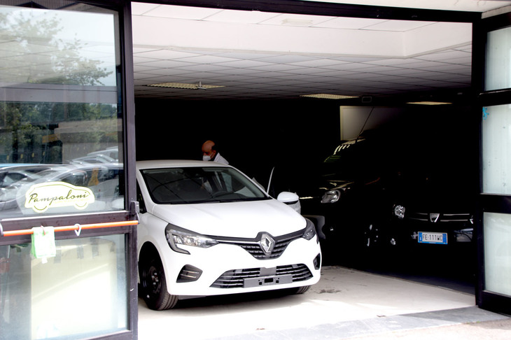 バックヤードの納車ブースも再稼働した。この朝は「クリオ」の引き渡し準備が進められていた。