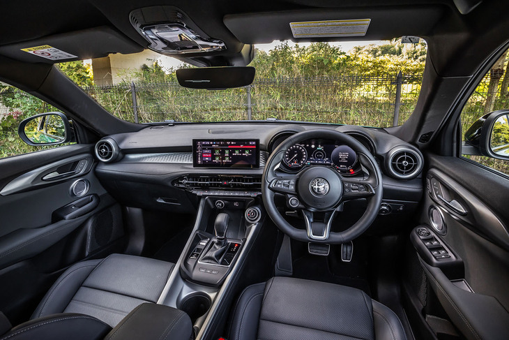 インストゥルメントパネルのデザインは、先に登場したマイルドハイブリッド車に準じたもの。10.25インチのタッチスクリーンをダッシュボードのセンターに配置し、メーターパネルには12.3インチの大型デジタルクラスターが採用される。