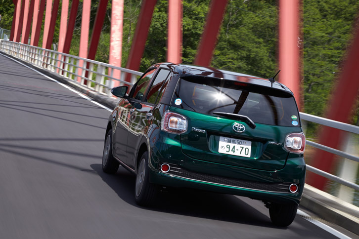 「パッソ モーダ」のボディーカラーは全11色で、「ダークエメラルドマイカ」などの7色については、ルーフをブラックで塗り分けたツートンカラーも選択できる。