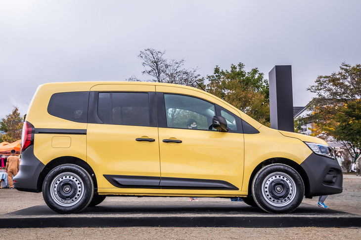 日本に導入される「カングー」は2列シート5人乗りの標準ボディーのみだが、ライバルである「プジョー・リフター」「シトロエン・ベルランゴ」「フィアット・ドブロ」には、3列シート7人乗りのロングボディーも設定されている。本国仕様を見ると、カングーにも7人乗りのロングはあるようだが……。