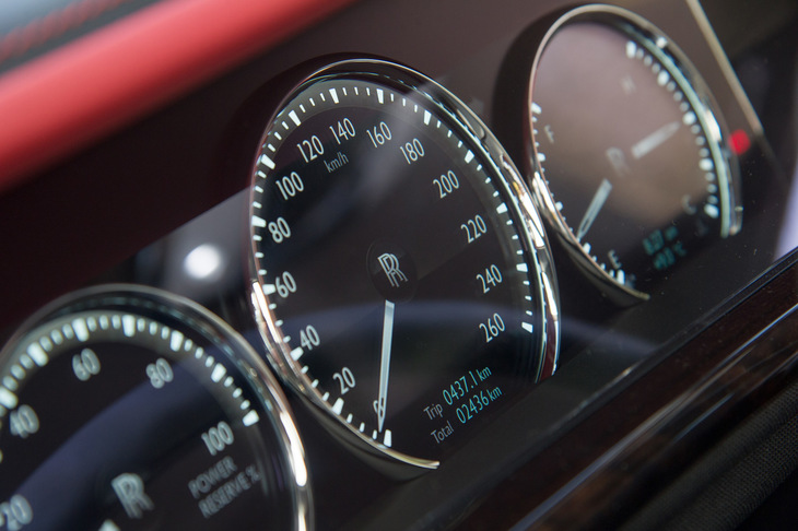 古式ゆかしきアナログ式を模した、液晶タイプの3眼メーター。中央は速度計、右側は燃料計と水温計、左側はロールス・ロイス伝統の「パワーリザーブメーター」となっていた。