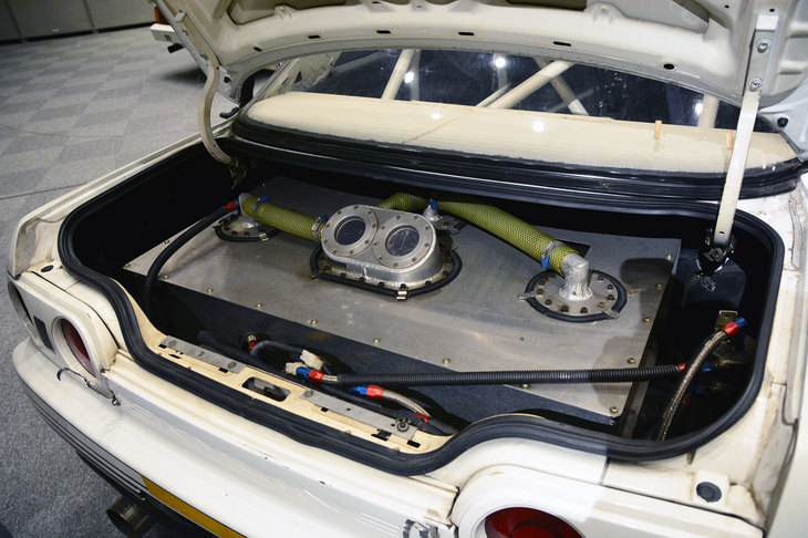 レース用の安全タンクが装備されたトランクルーム。