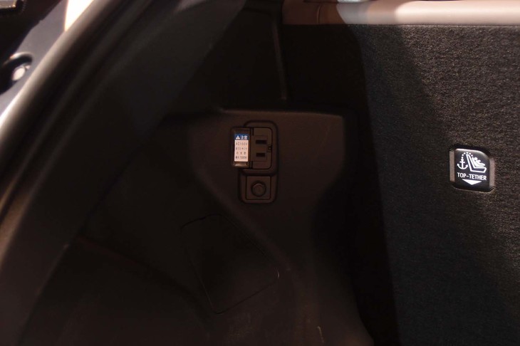 トヨタ・ヤリス（ラゲッジルーム内の給電用コンセント）