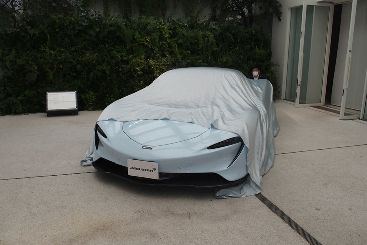 アンベールされる「マクラーレン・スピードテール」。