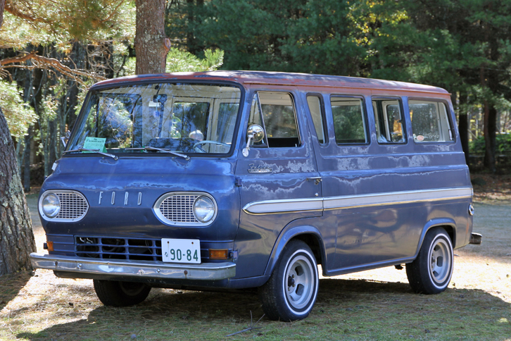 「フォード・ファルコン クラブワゴン」。その名のとおりコンパクトカー、ファルコンのコンポーネンツを流用し、1961年に登場したキャブオーバー・ワゴン／バン。塗装が傷み、ところどころサビたボディーも、これはこれで悪くない雰囲気。