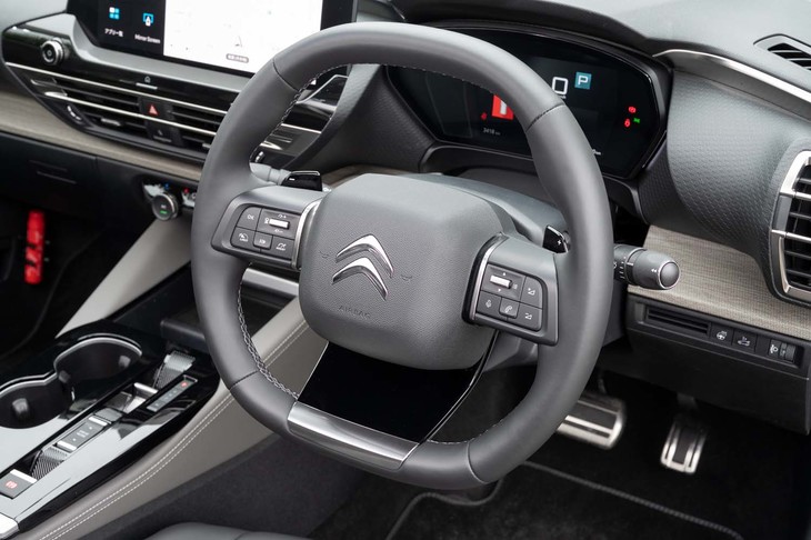 上下がフラットなステアリングホイールは2本スポークではなく、縦のスポークにだけピアノブラックが使われている。ACC等の操作系はステアリングスイッチを使う（シトロエンでは）最新のタイプ。