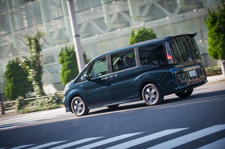 サスペンションにはハイブリッド車専用のチューニングが施されている。さらに最上級グレードである「ハイブリッドG・EX Honda SENSING」（テスト車）には、走行中に発生する車体のゆがみや微振動を減衰させる「パフォーマンスダンパー」も装備される。