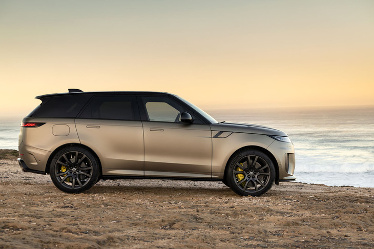 「レンジローバー・スポーツSV」の最低地上高は、標準レベルで210mm。レンジローバー・スポーツの他グレードに比べ10～25mm低められている。