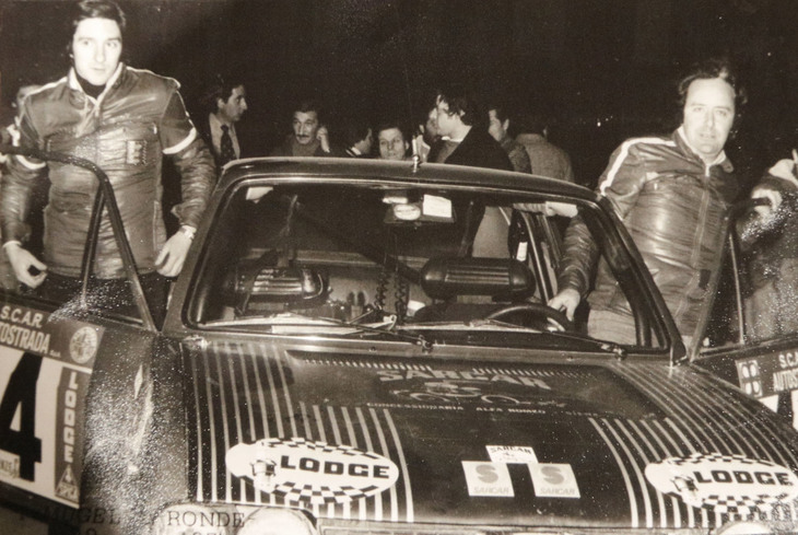 1976年のひとこま。写真右がパオロ氏。