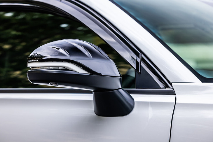 「無限MUGEN」ロゴが入った真空成型PPE製のドアミラーカバーは3万9600円のアイテム。今回の試乗車では、ウインカー使用時に鏡面内蔵のLEDがウインカーに連動して発光する3万9600円の「ハイドロフィリックLEDミラー」が組み合わされていた。