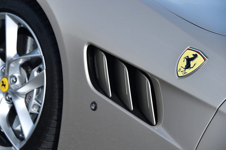 フロントフェンダー部に見られる特徴的なエアベント。スクーデリア・フェラーリのエンブレム（写真右上）はオプションとして用意される。