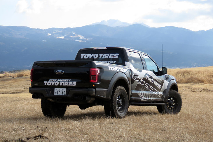 今回取材した「フォードF-150ラプター」は、トーヨータイヤがデモカーとして所有しているもの。オフロード試乗会の取材担当だったwebCGほったが、広報部に怒涛（どとう）の電話＆メール攻勢をかけて借り受けたものだ。そして借り受けてから、そのデカさゆえ編集部駐車場に止められないことが発覚した。