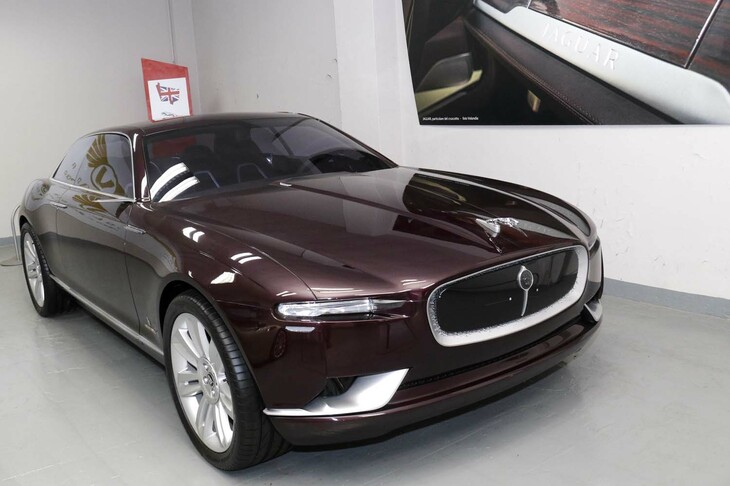 ヴォランディア航空公園博物館のベルトーネ展示館から。ロビンソン氏による2011年の「ベルトーネ・ジャガーB99」。発表時のスペックによると、動力は電気モーター2基＋1.4リッターエンジンであった。