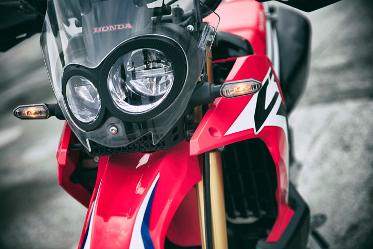 大型のフロントスクリーンや、左右非対称のデザインがユニークな2眼LEDヘッドランプは、ラリーマシンと同じくフレームマウントで装備される。