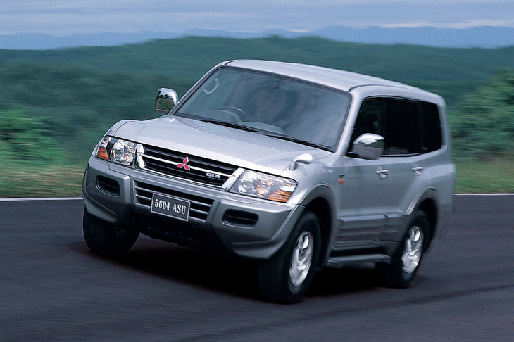 1999年に登場した3代目「パジェロ」では、オンロード性能を高めるべくビルトインフレーム方式のセミモノコックボディーを採用。足まわりも四輪独立懸架となった。