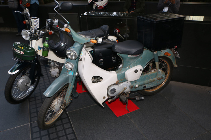 会場で見かけた参加者たちの「カブ」をご紹介。フロントグリルが特徴的な初代「スーパーカブ」。しっかりとメンテナンスされているようだが、塗装のやれをあえて（？）そのままにしているところに、歴史の長さを感じる。