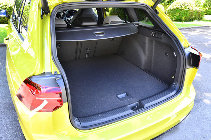 新型「ゴルフヴァリアント」の荷室容量は、5人乗車時で611リッター、後席をたたんだ状態で1642リッター。「eTSIアクティブベーシック」をのぞく3グレードには、オプションでキックセンサー付きの電動テールゲートが用意される。（写真：田村 弥）