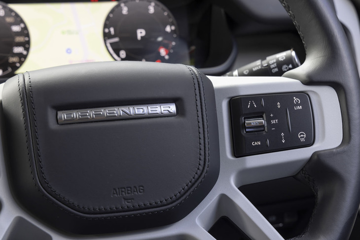 ステアリングホイールのスポーク右側部分に、ACCの作動スイッチや車速コントロールスイッチなどが配置されている。先行車の減速・加速を感知すると自動的に速度を調整し、設定した車間距離を維持。先行車が完全に停止すると、キューアシスト機能によりスムーズに停止する最新世代のACCを搭載している。