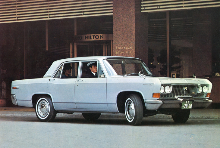 1964年デビューの「三菱デボネア」。エンジンは2リッター直6のOHVからSOHC、2.6リッター直4 SOHCと変わっていったが、写真は2リッター直6 OHV時代に存在した営業車向けのLPG仕様。