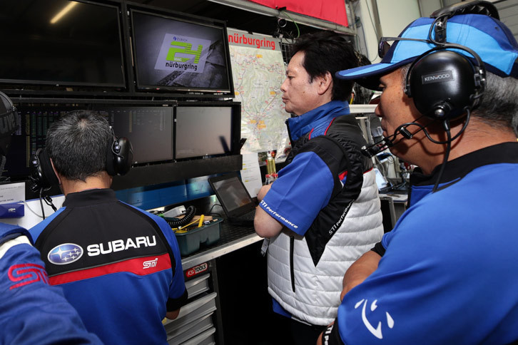 ピットにてレースの様子を見守るSTIの平川良夫社長（中央奥）。