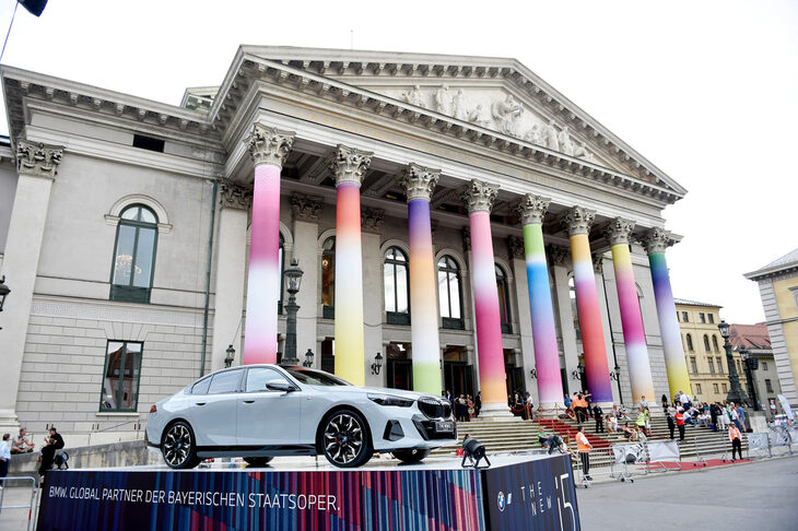 BMWは1997年以来、バイエルン国立歌劇場のグローバルパートナーを務めている。これは2023年7月撮影のもので、「BMW i5」がディスプレイされている。