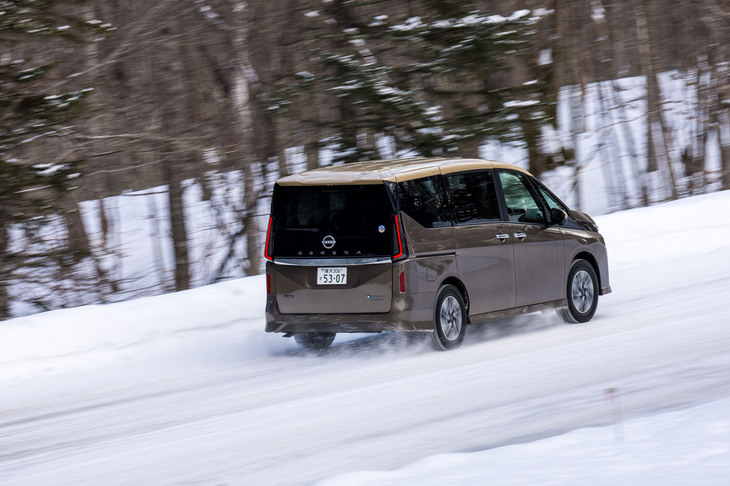 リアに大型のモーターを積むために「セレナe-4ORCE」ではリアのフロアとサスペンションを新規開発している。