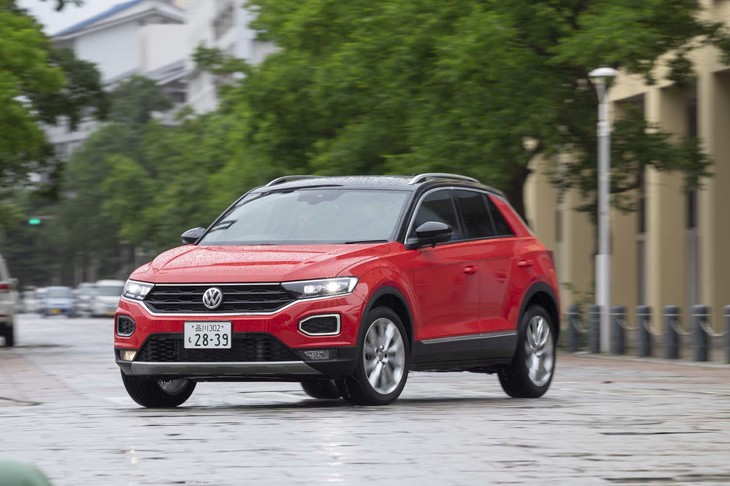 9色のモノトーンを基本に、グレードによってはホワイトルーフまたはブラックルーフが選べるなど、多彩なボディーカラーの設定も特徴だ。試乗車は「フラッシュレッド」とブラックルーフの組み合わせだった。