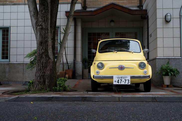 「フィアット500ev」は、クラシックカーの2代目「500」をベースとした“コンバージョンEV”である。