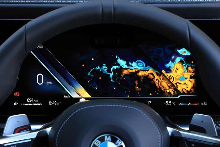 12.3インチのドライバーインフォメーションディスプレイ。ドライブモードに応じて表示のデザインや内容が変化し、「エクスプレッシブ」モードではオイルアートのような壁紙が表示される。