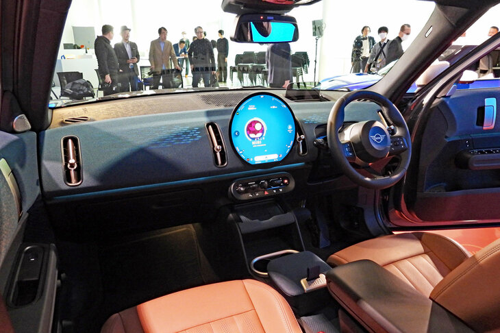厚みのあるダッシュボードを除くと、インストゥルメントパネルまわりのコンセプトは「MINIクーパー3ドア」と共通。各部の質感の高さは、さすがMINIだ。