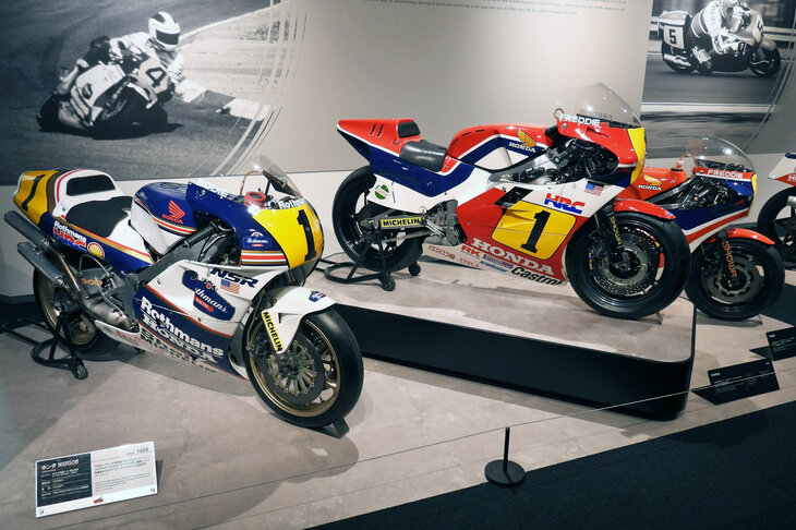 本日何度目かの、オタク泣かせだけどツアーではスルーされちゃったコーナー。写真右奥から「NS500」（1982年）、「NSR500」（1984年）、「NSR500」（1989年）。ロードレース世界選手権の伝説的マシンである。フレディ・スペンサーにエディ・ローソンに……ライダーも皆スゴかった！