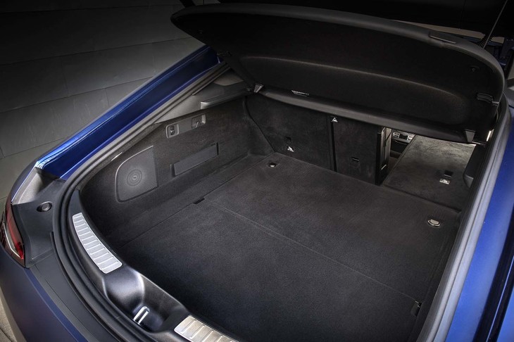 荷室容量は395リッターから、後席のバックレストを倒した場合、最大で1324リッターにまで拡大可能。荷室床下には60リッターのサブトランクも備わる。バンパー下の足の動きでリアゲートを開閉できる「フットトランクオープナー」がオプションで設定される。