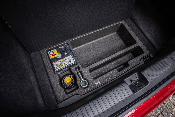 ホンダ・アコード（荷室の床下収納スペース）