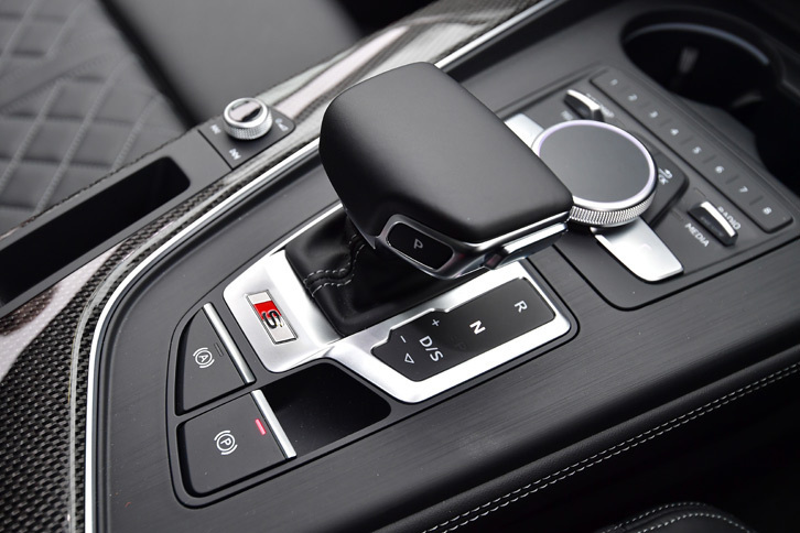 トランスミッションは8段ティプトロニック。55km/h以上での走行時には、ドライバーがアクセルペダルから足を離すと自動的に「フリーホイーリングモード」に切り替わり、駆動抵抗を減らすプログラムが採用されている。