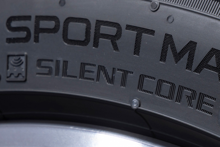 「サイレントコア」とは、ダンロップのコンフォートタイヤに用いられる特殊吸音スポンジのこと。住友ゴムが2006年に実用化したもので、「スポーツマックス ラックス」ではその容積を増やし、形状も最適化することで、吸音効果をさらに高めている。