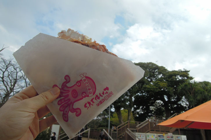 おなじみの“たこせん”を食べたり……。