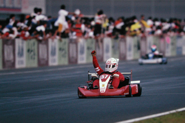 2003年、K-TAI（250ccのヤマハミッションカート）で総合優勝！ 写真はイケノヒラ本人。